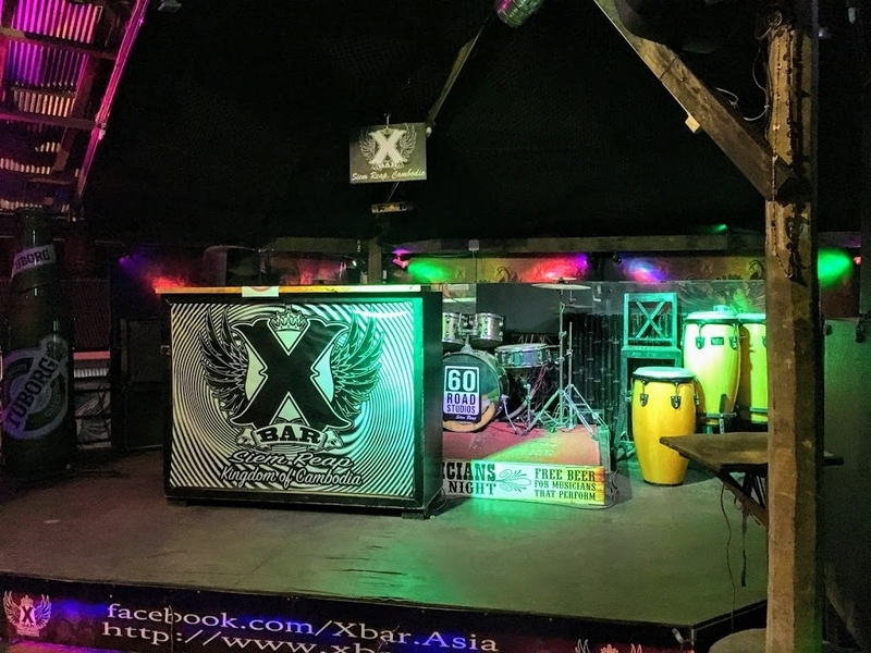 シェムリアップのルーフトップバーのXBAR