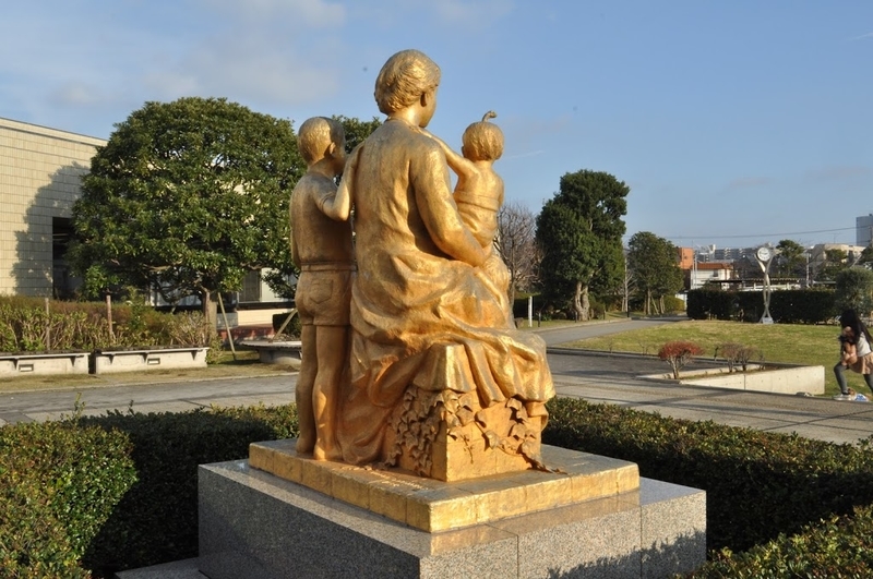 富永直樹《慈愛》2000年,郷土博物館前 - モニュメント備忘録