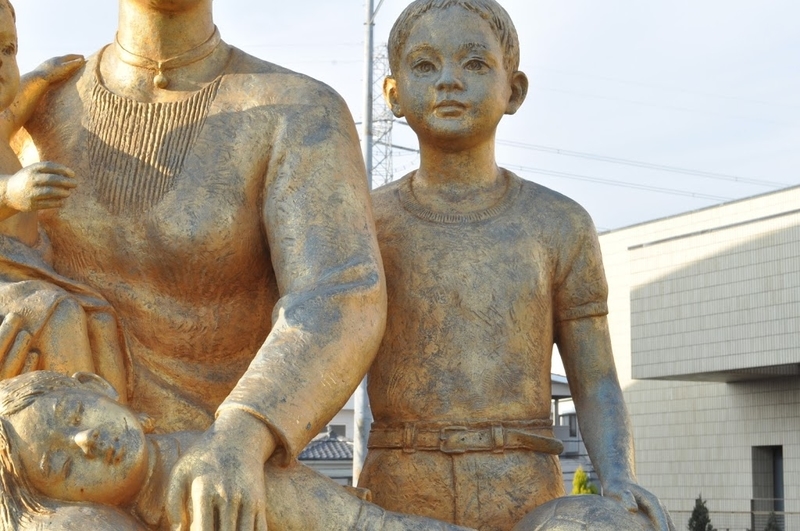 富永直樹《慈愛》2000年,郷土博物館前 - モニュメント備忘録
