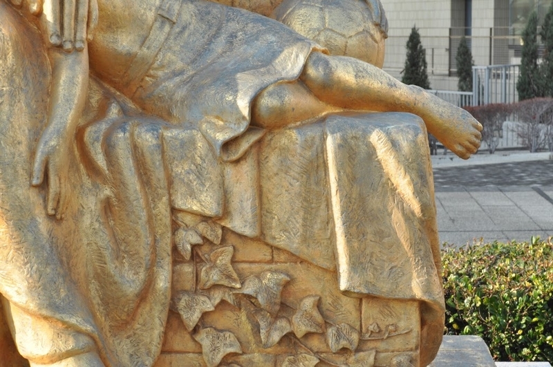 富永直樹《慈愛》2000年,郷土博物館前 - モニュメント備忘録