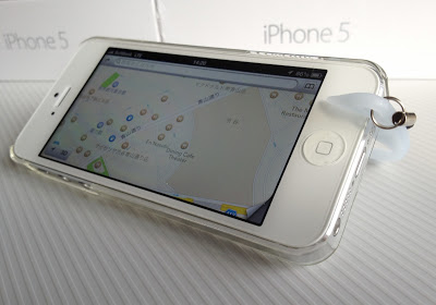 TUNEWEAR eggshell for iPhone 5：付属のストラップをスタンドとして利用したところ