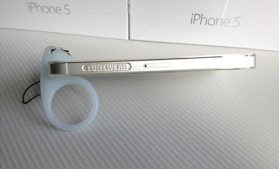 TUNEWEAR eggshell for iPhone5：付属のストラップをスタンドとして利用したところ