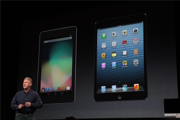 iPad miniの発表イベントにおいてNexus7との比較を行うPhil Schiller氏