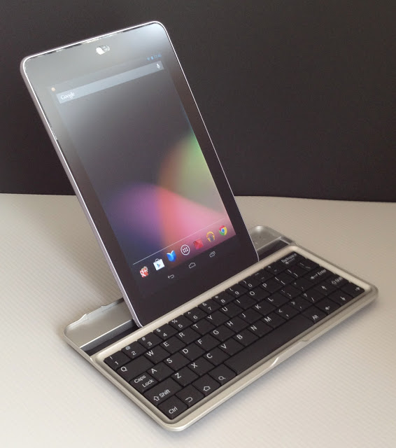 Bluetooth Keyboard for Google Nexus7にNexusを縦にして設置