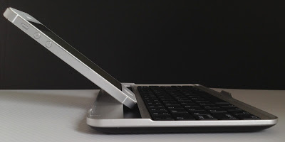 Bluetooth Keyboard for Google Nexus7をiPhone5（縦位置）で使う。側面から
