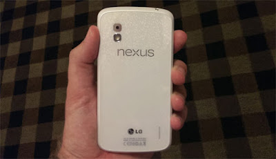 Nexus4 ホワイトモデルとされる写真