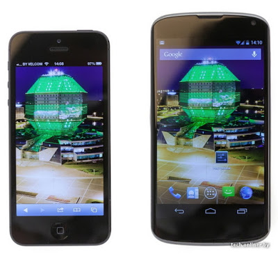 Nexus4(写真左側)とiPhone5