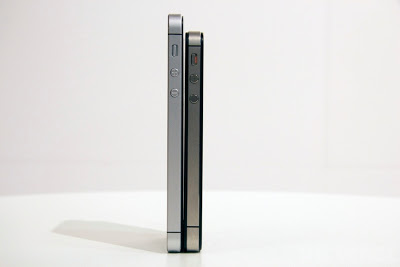 iPhone5モックアップとiPhone4S ブラックモデル同士の比較 側面：The Verge