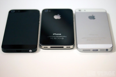 写真左からiPhone5ブラック、iPhone4Sブラック、iPhone5ホワイト
