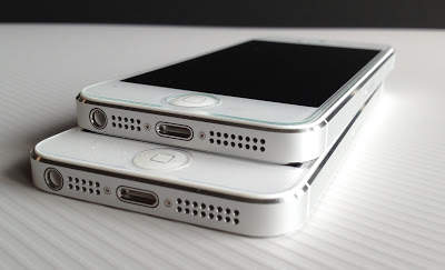 ITG Impossible Tempered Glassを貼ったiPhone5（上）とTUNEWEAR eggshell付属フィルムを貼り付けたiPhone5