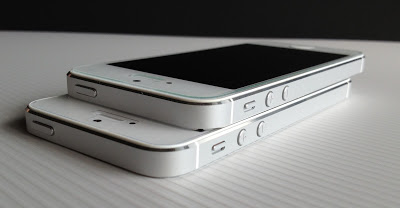 Impossible Tempered Glassを貼ったiPhone5（上）とTUNEWEAR eggshell付属フィルムを貼り付けたiPhone5