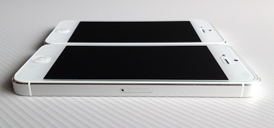 USG ITG Impossible Tempered Glassを貼ったiPhone5（写真手前）とTUNEWEAR eggshell付属フィルムを貼り付けたiPhone5