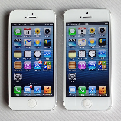 USG ITG Impossible Tempered Glassを貼ったiPhone5（写真右側）とTUNEWEAR eggshell付属フィルムを貼り付けたiPhone5