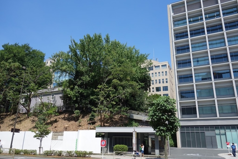 慶應義塾大学 三田演説館 東京都港区三田 - 墳丘からの眺め