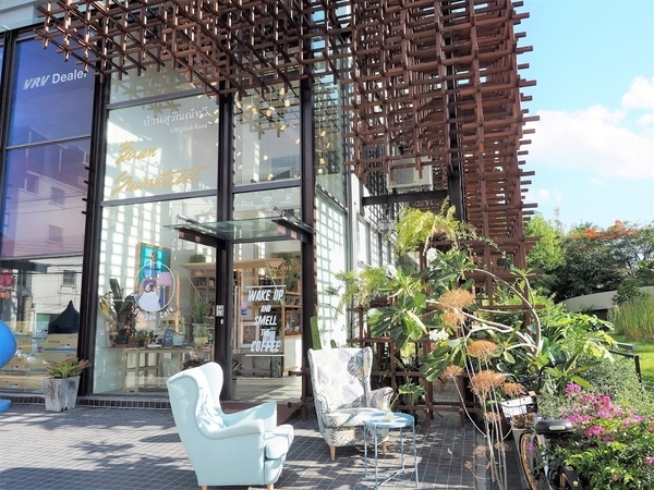 Somsak Cafe 居心地いい ガラス張りのゆったりカフェ プーケットタウン プーケットウォークのブログ